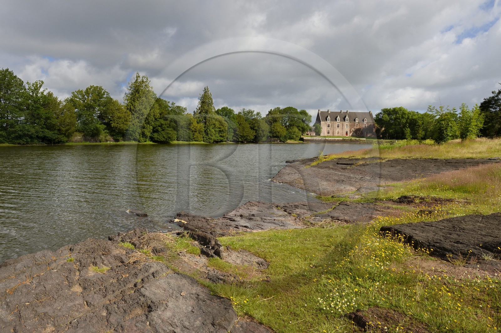 France, Morbihan (56), forêt de Brocéliande, Concoret, le château de Comper qui abrite les expositions du Centre de l'imaginaire arthurien, le Grand Etang ou Lac de Viviane