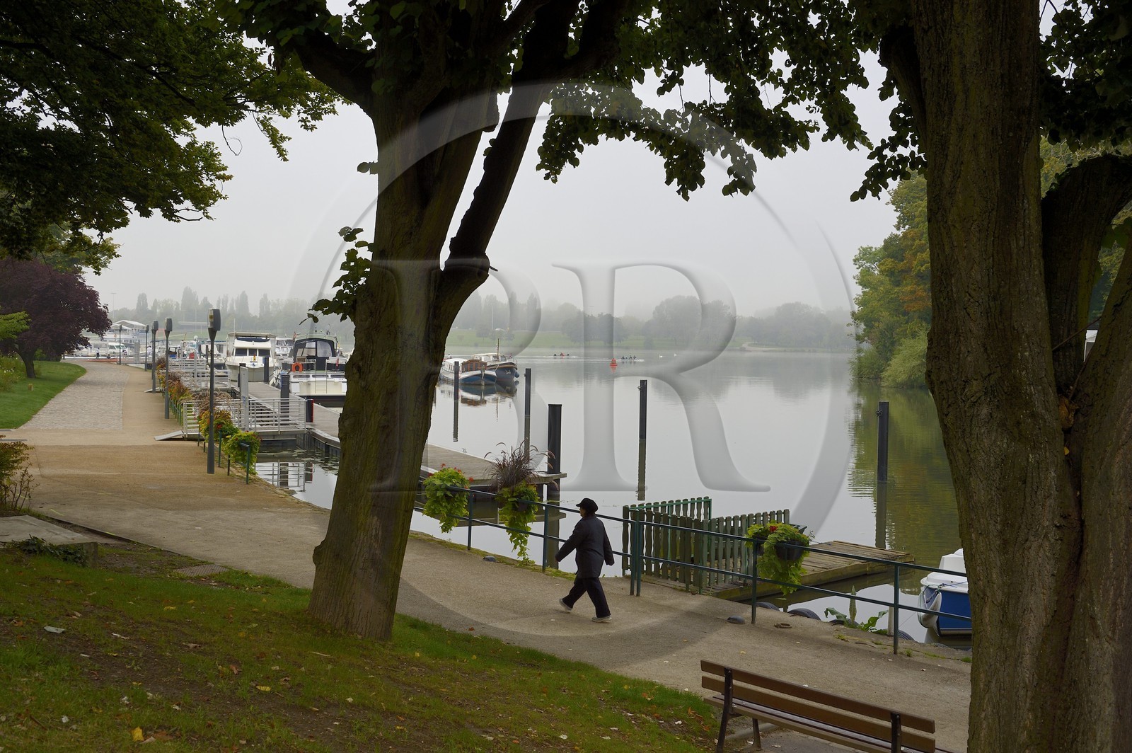 France, Moselle (57), Metz, le jardin des Régates bordé par la Moselle
