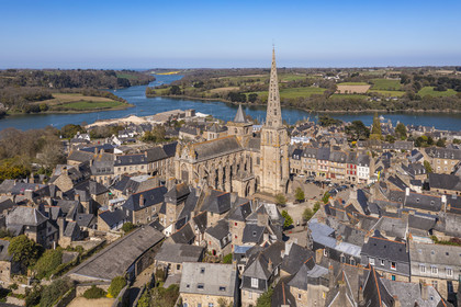 France, Côtes-d'Armor (22), Tréguier, cathédrale Saint-Tugdual et le fleuve Jaudy en arrière plan (vue aérienne)