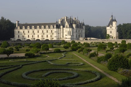 France, Indre-et-Loire (37), jardin à la française du château de Chenonceau édifié de 1513 à 1521 de style Renaissance et la tour des Marques