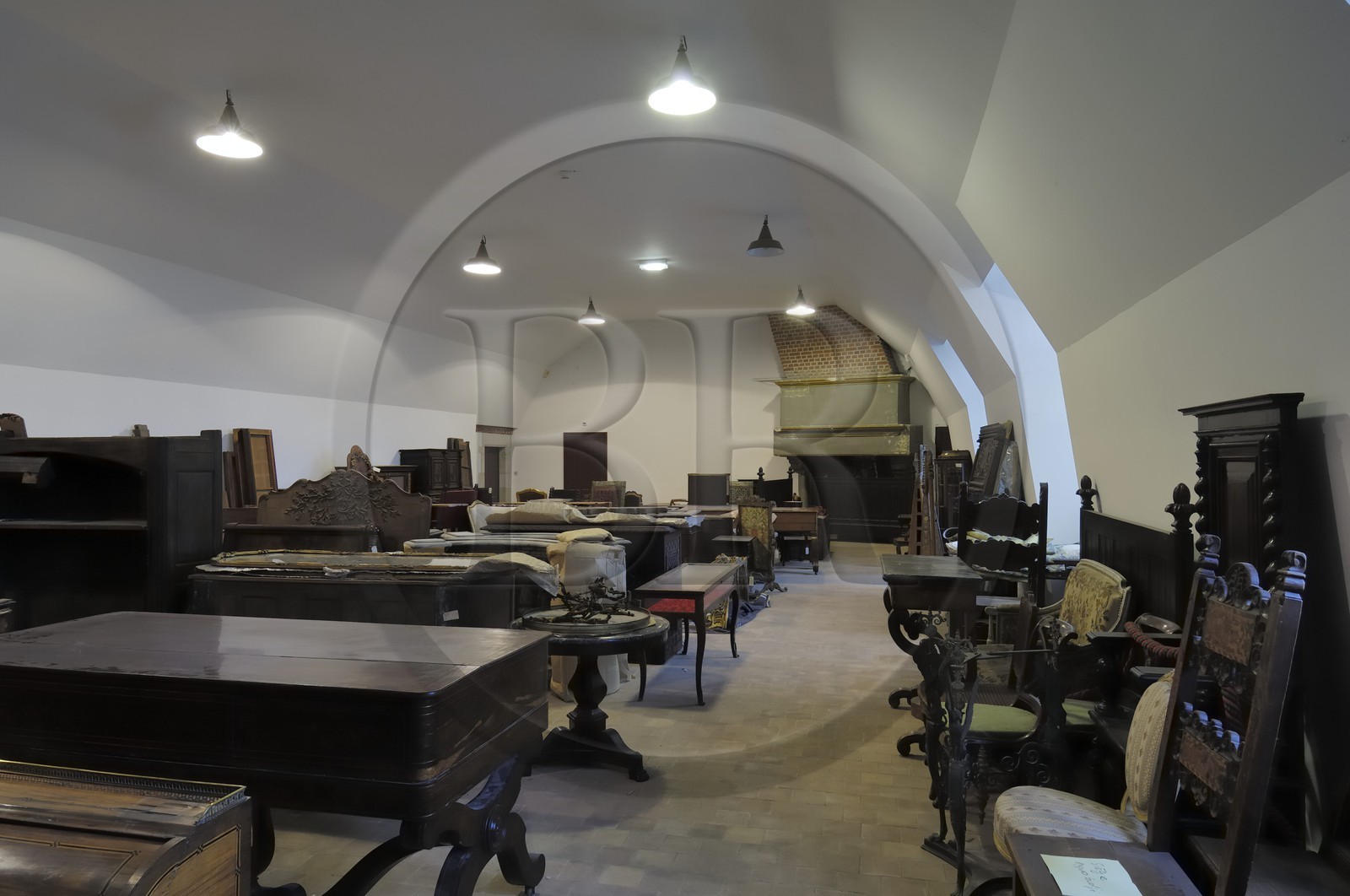 France, Loir-et-Cher (41), vallée de la Loire classée au Patrimoine Mondial de l'UNESCO, château de Blois, réserve de mobilier sous les combles de l'aile François 1er