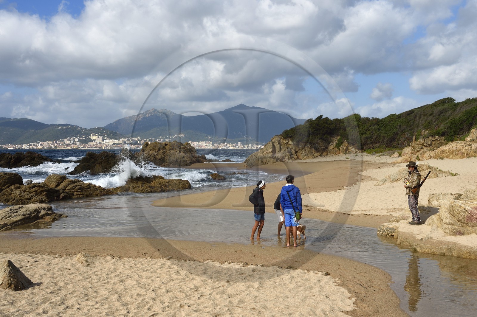 France, Corse-du-Sud (2A), Golfe d'Ajaccio, plage du Capitello à l'embouchure de l'étang de Casavone et Ajaccio en arrière plan