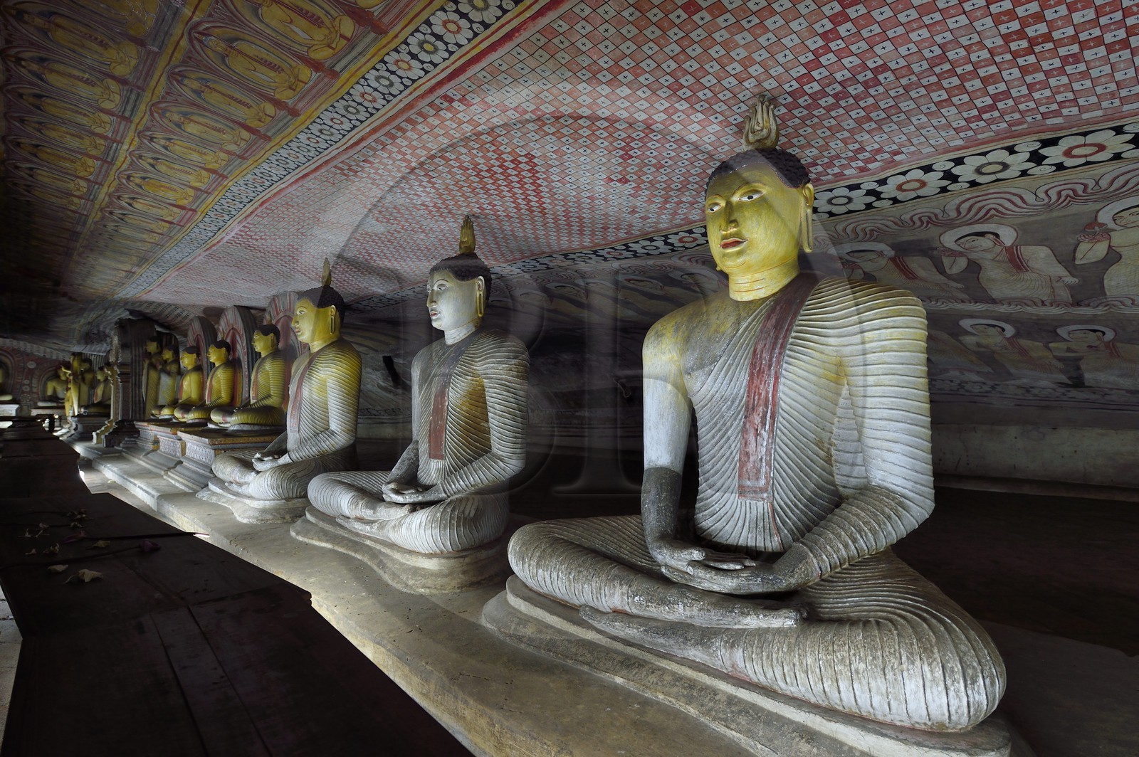 Sri Lanka, province du centre, district de Matale, Dambulla, Temple du Rocher Royal aussi appelé Ran Giri (Rocher doré) classé patrimoine mondial de l'UNESCO, la grotte n°2 Maharaja Viharaya est la plus vaste, Bouddha assis les mains jointes en forme de coupe dans la position méditative du dhyana mudra