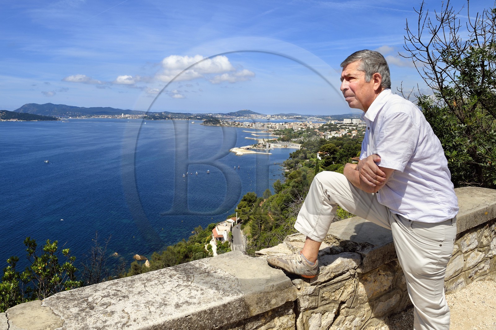 France, Var (83), Toulon, quartier Le Mourillon, l'historien et écrivain Bernard Cross devant la Rade vu depuis le Fort du Cap Brun