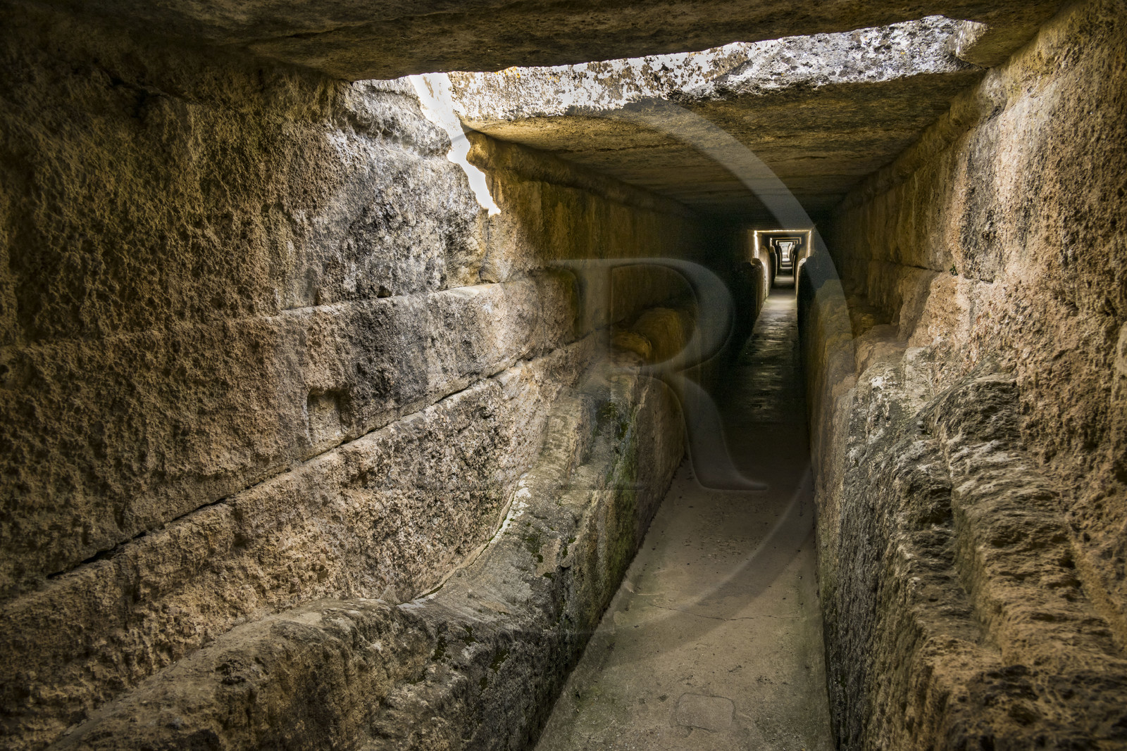 France, Gard (30), le Pont du Gard classé Patrimoine Mondial de l'UNESCO, Grand Site de France, pont aqueduc romain qui enjambe le Gardon, concrétions calcaires déposées au fil des années sur les parois intérieures du conduit de l'aqueduc dans la partie supérieur du pont