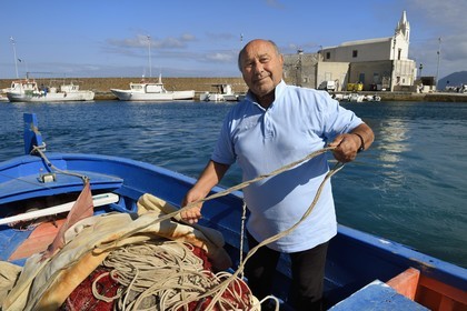 Italie, Sicile, iles Eoliennes, classées Patrimoine Mondial de l'UNESCO, Ile de Lipari, Lipari, le port de pêche de Marina Corta, le pecheur Enzo Tomarchio dit Enzo Il Negro