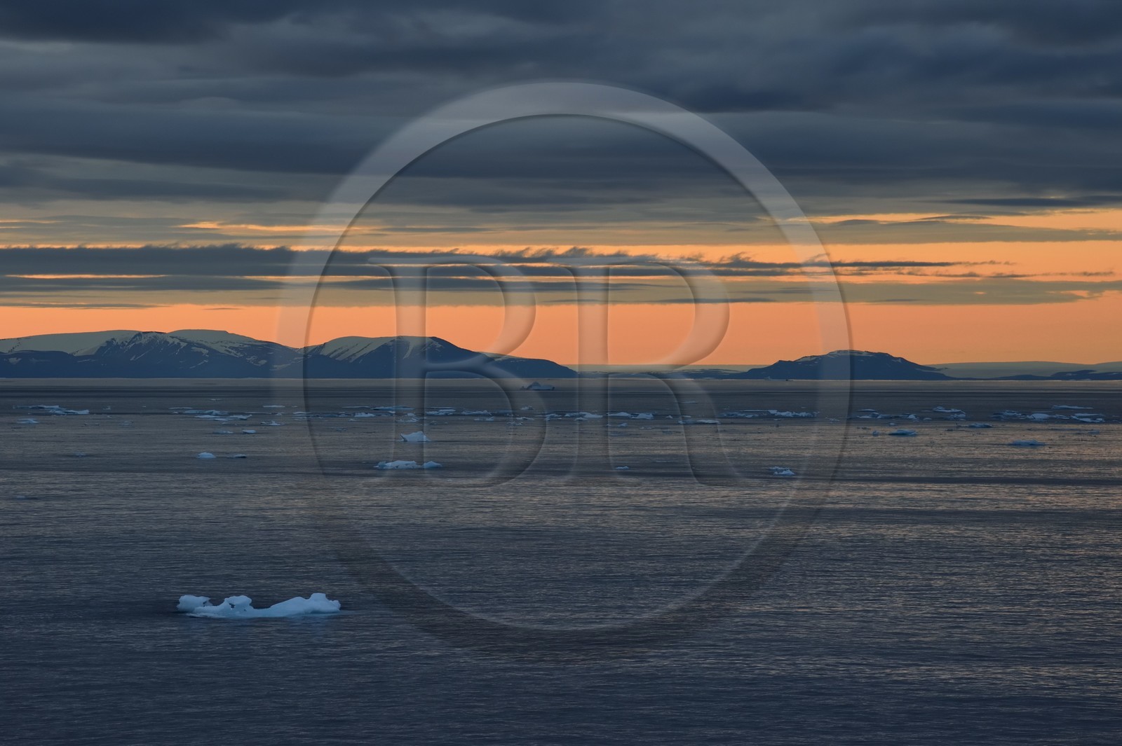 Groenland, cote ouest, baie de Baffin, icebergs dans le Smith sound au crépuscule
