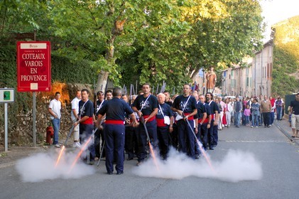 France, Var (83), la Provence Verte, Bras, la Bravade, procession de Saint-Etienne, les bravadeurs tirent des coups de fusils à blanc