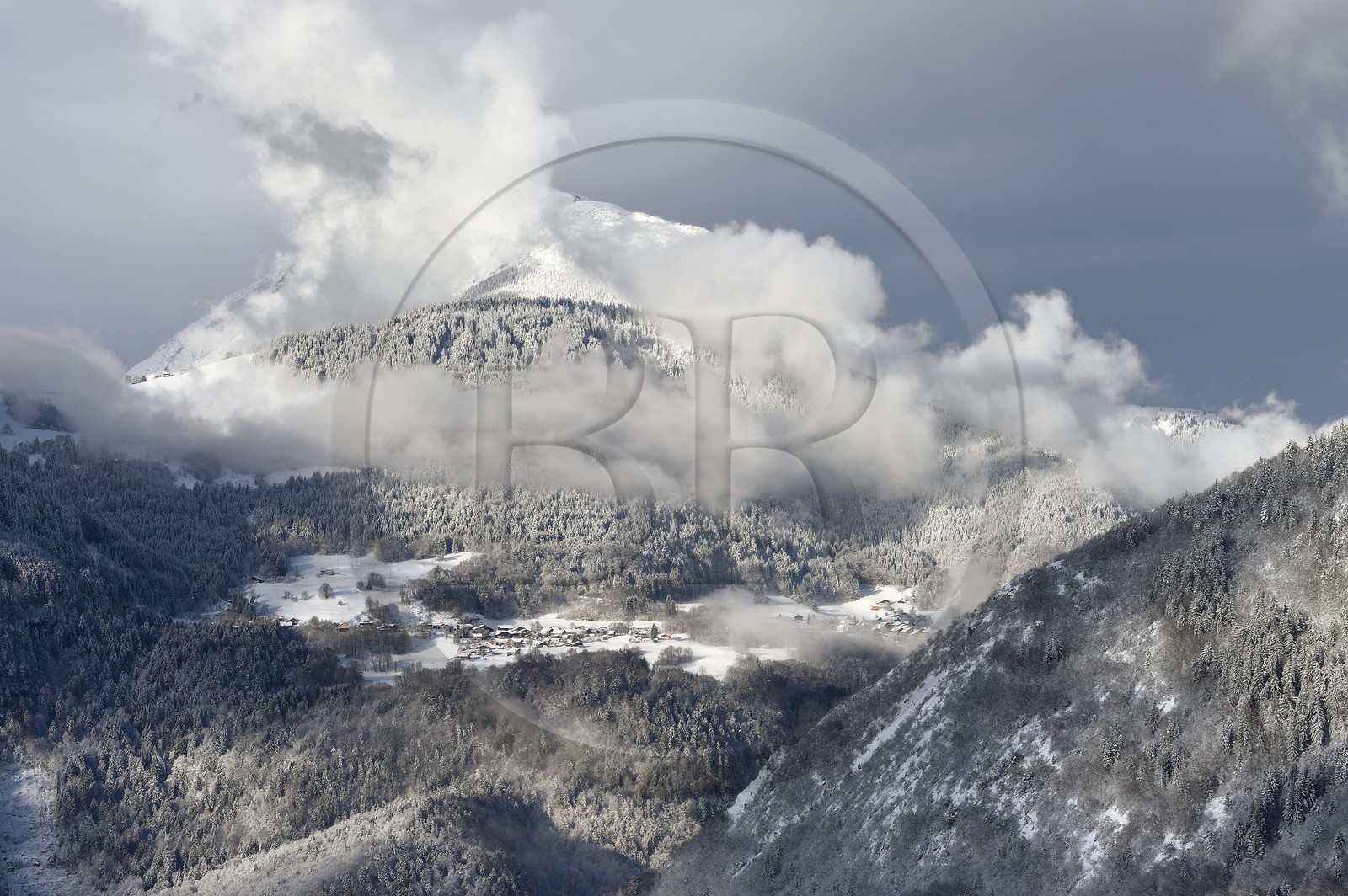 France, Haute-Savoie (74), Nancy-sur-Cluses dans la Chaine de montagne des Aravis