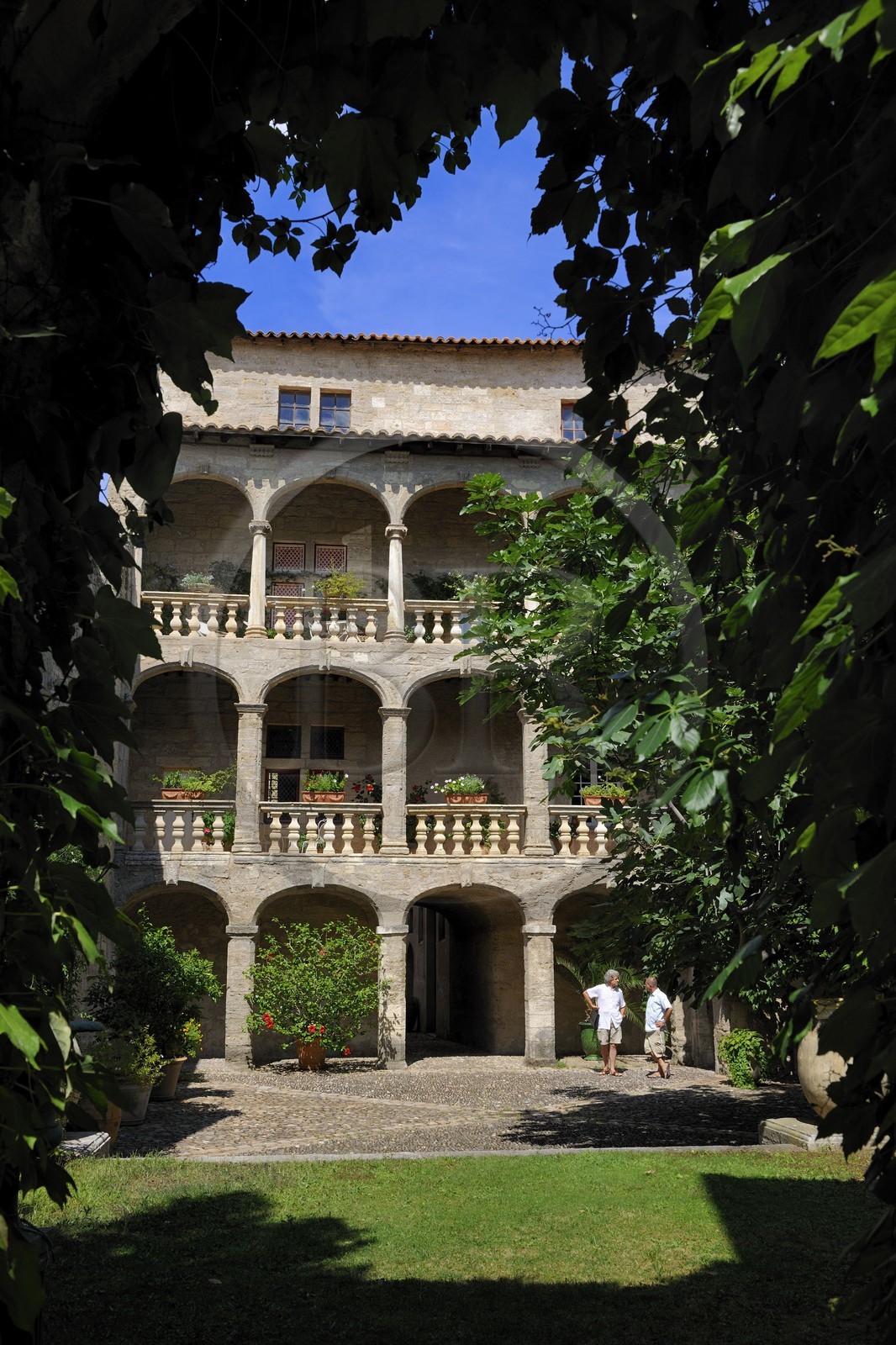 France, Hérault (34), Pézenas, Hôtel d'Alfonse du 17éme siècle rue Conti où Molière et sa troupe donnèrent «le Médecin Volant», la seconde cour possède une galerie haute sur portique ouverte sur le jardin par une rangée d' arcades sur trois niveaux
