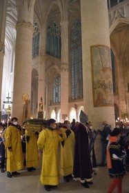 France, Meurthe-et-Moselle (54), Saint-Nicolas-de-Port, basilique de Saint Nicolas, procession aux flambeaux qui est fêtée depuis 1245 à l'occasion de la Saint-Nicolas, la relique du dextre bénissante de saint Nicolas (selon la tradition il s'agit de l'os d'une phalange de la main droite de l'évêque) qui est conservée dans un bras reliquaire de la fin du XIXème siècle en argent, or, émaux et diamants