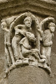 France, Dordogne (24), Périgord Vert, Saint-Jean-de-Côle, labellisé Les Plus Beaux Villages de France, église Saint-Jean-Baptiste, sculpture du chapiteau d'une colonne du chevet représentant la Création avec Dieu modelant la tête de l'homme