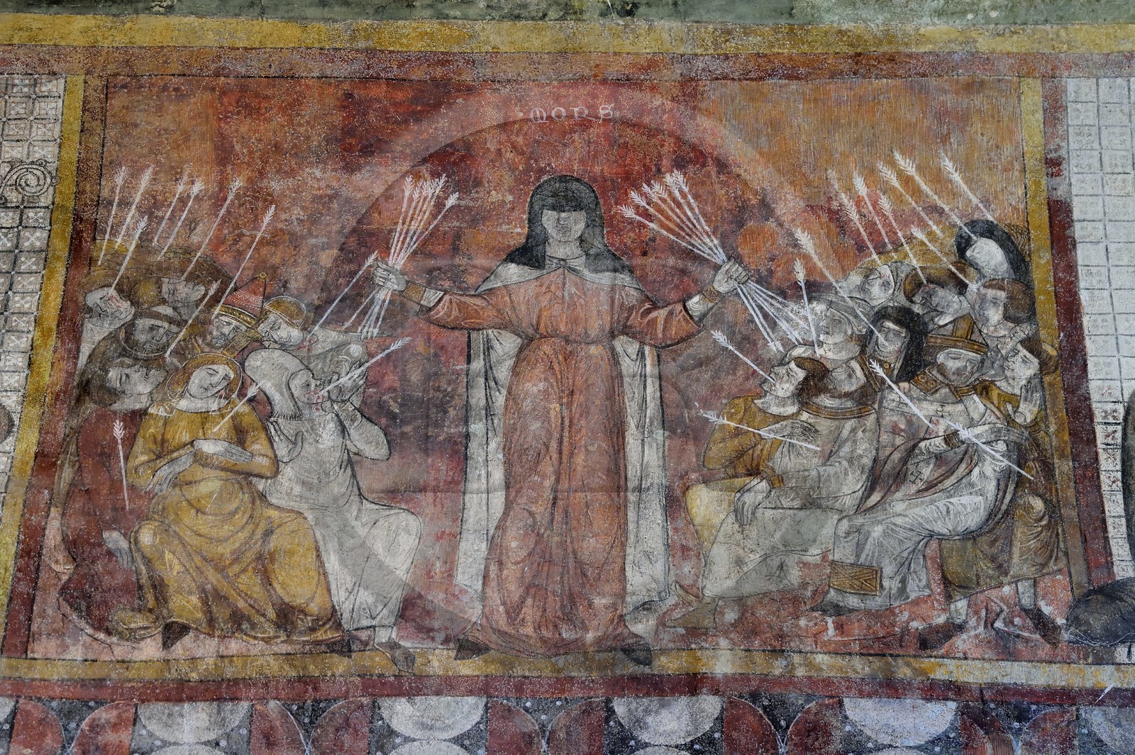 France, Haute-Loire (43), Lavaudieu, labellisé Les Plus Beaux Villages de France, l'église abbatiale de l'Abbaye Saint-André de style roman auvergnat, la Mort Noire, allégorie de la peste qui ravagea la région de 1348 à 1352