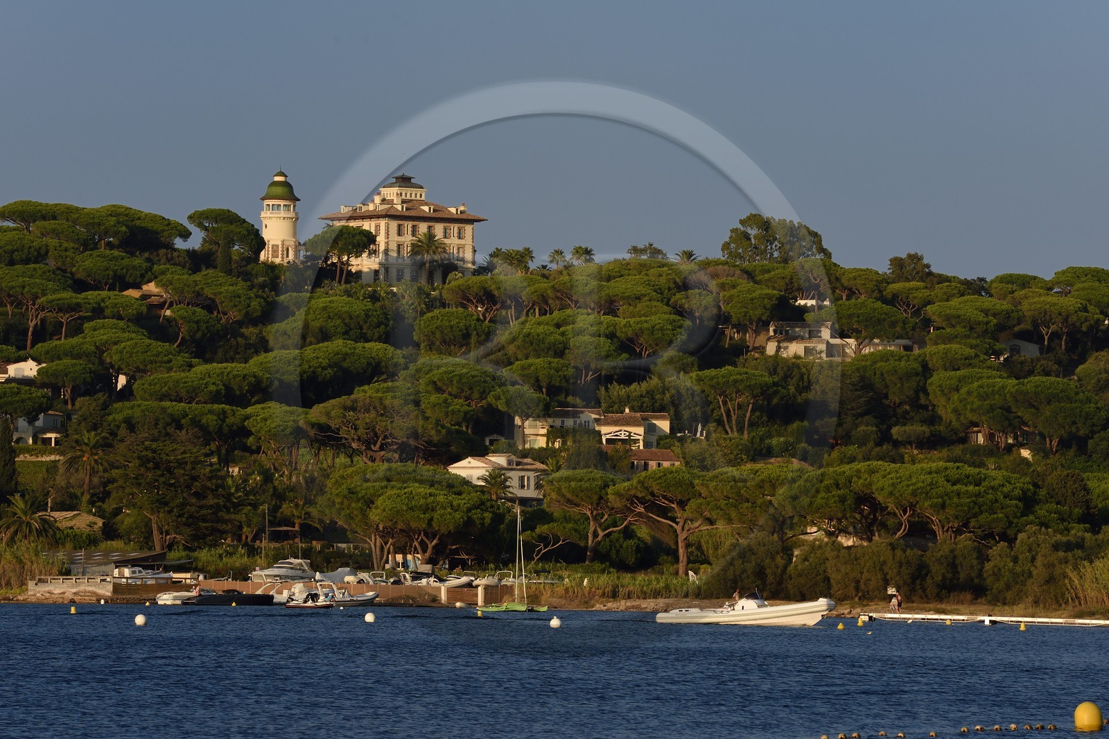 France, Var (83), Saint-Tropez, baie des Canebiers et le chateau Borelli