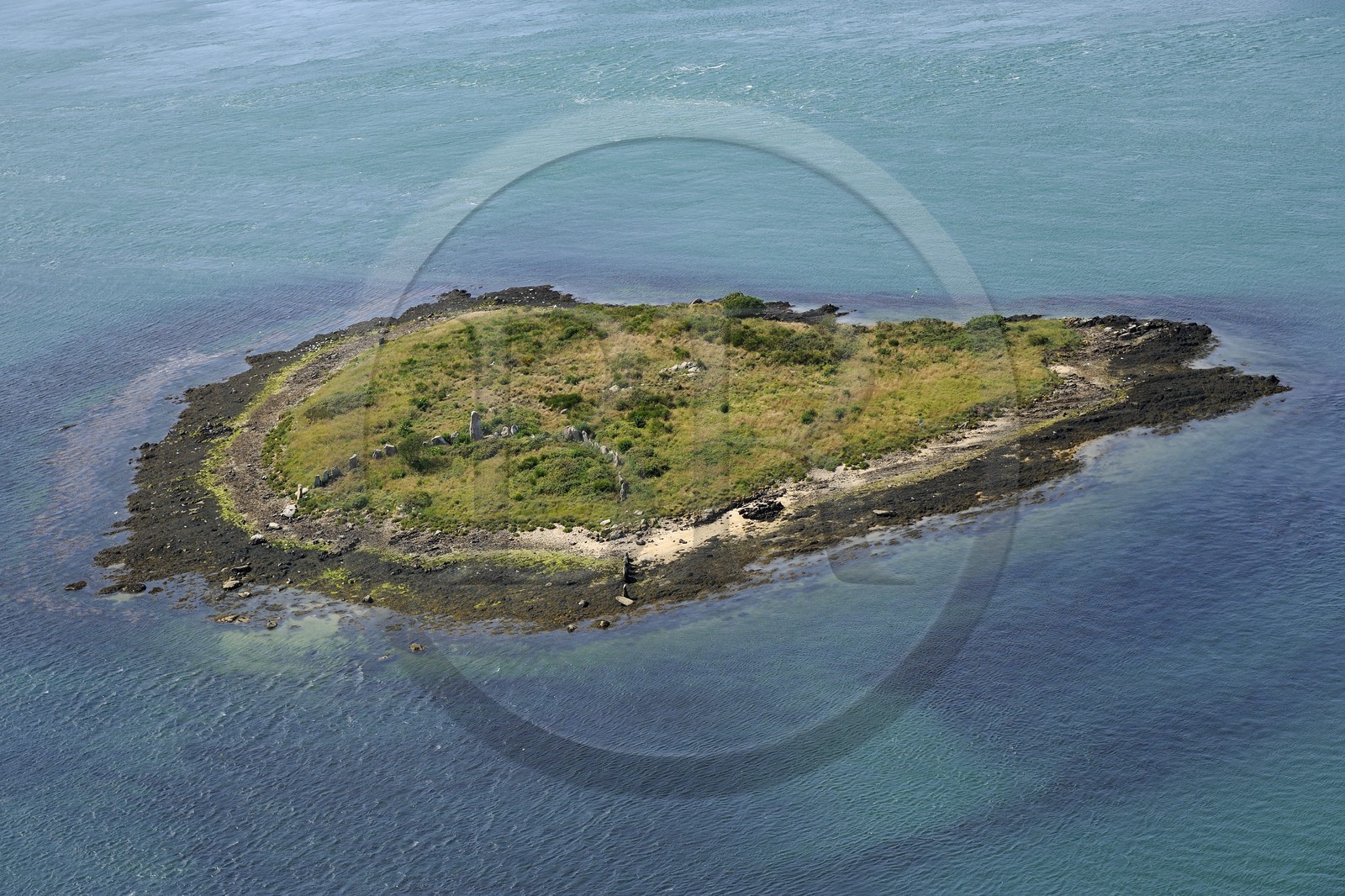 France, Morbihan (56), Golfe du Morbihan, île d'Er Lannic avec un site mégalithique cromlec'h (vue aérienne)