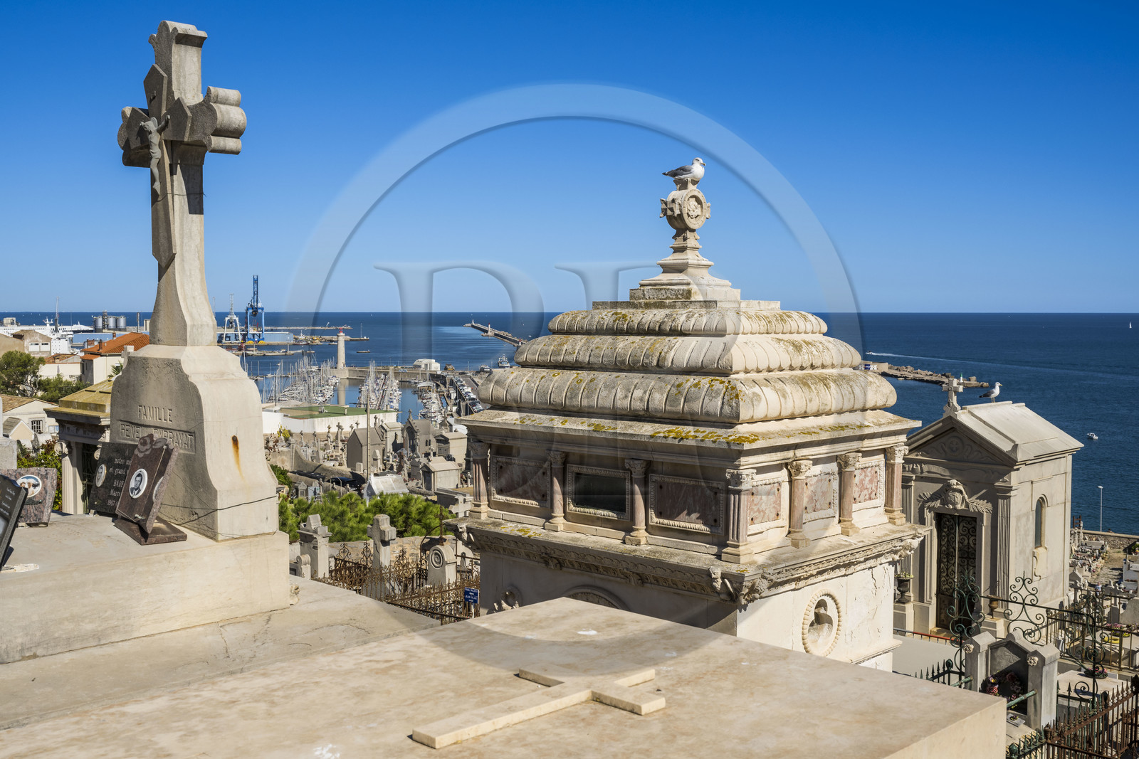 France, Hérault (34), Sète, Cimetière Saint-Charles dit cimetière Marin et le port en arrière-plan