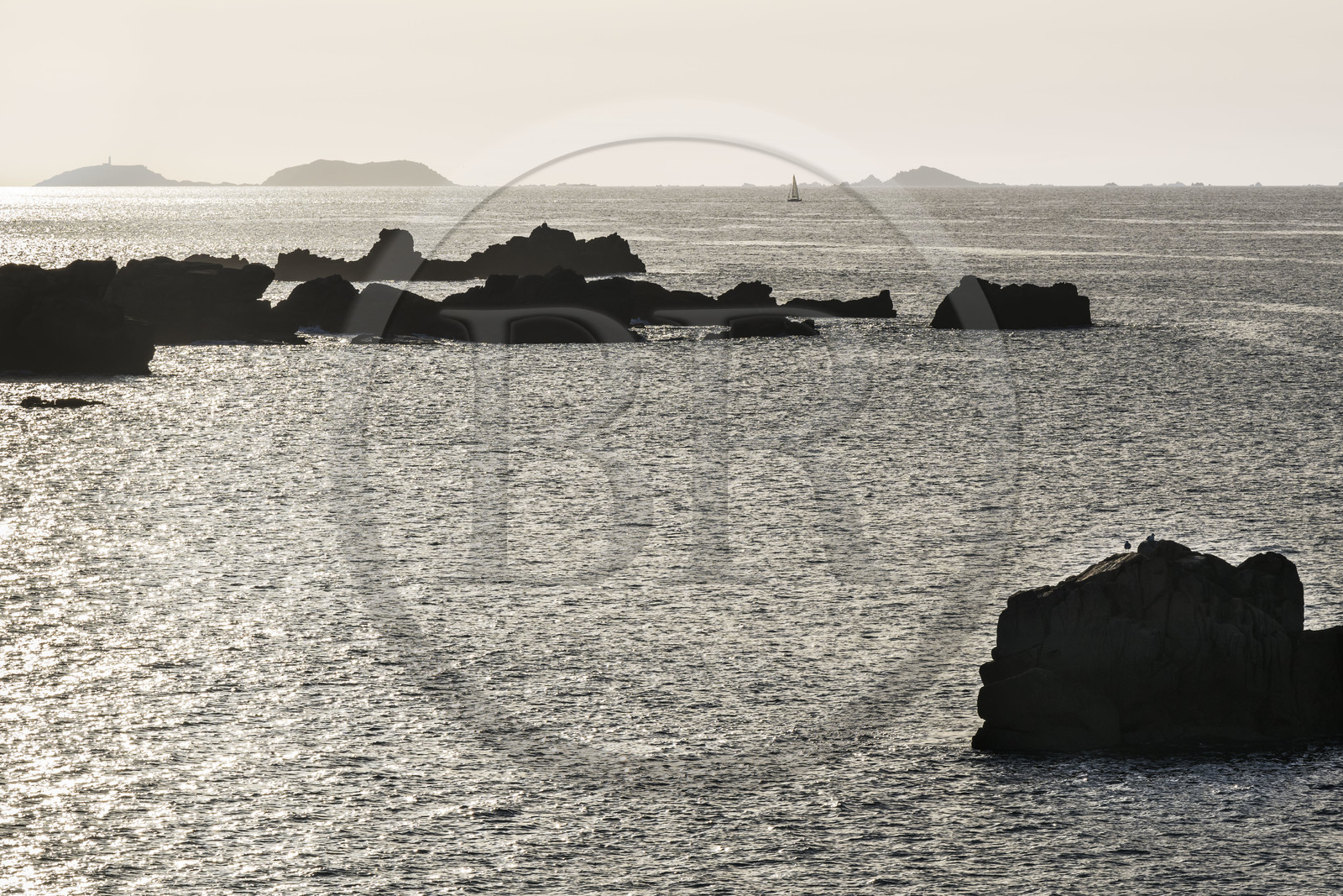 France, Côtes-d'Armor (22), Côte d'Ajoncs, Plougrescant, site du gouffre de Plougrescant, l'archipel de Sept-Iles en arrière plan