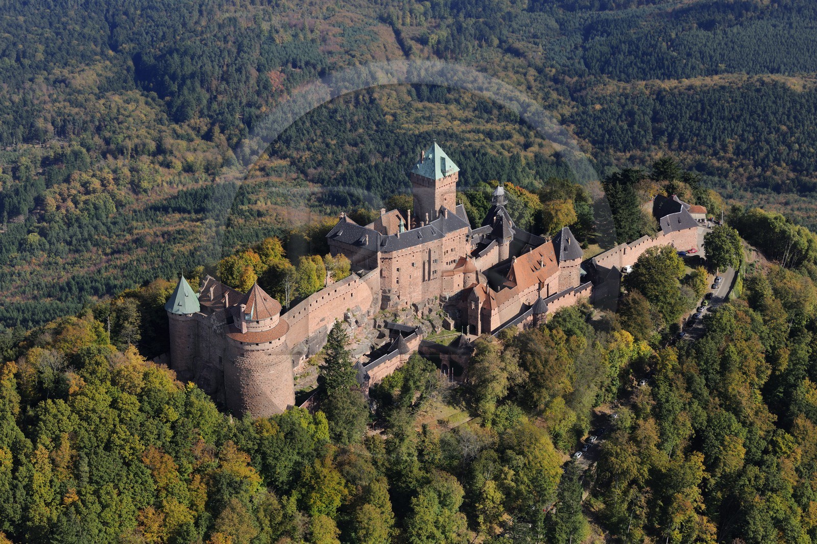 France, Bas-Rhin (67), le château du Haut-Koenigsbourg dans la forêt des Vosges (photo aérienne)
