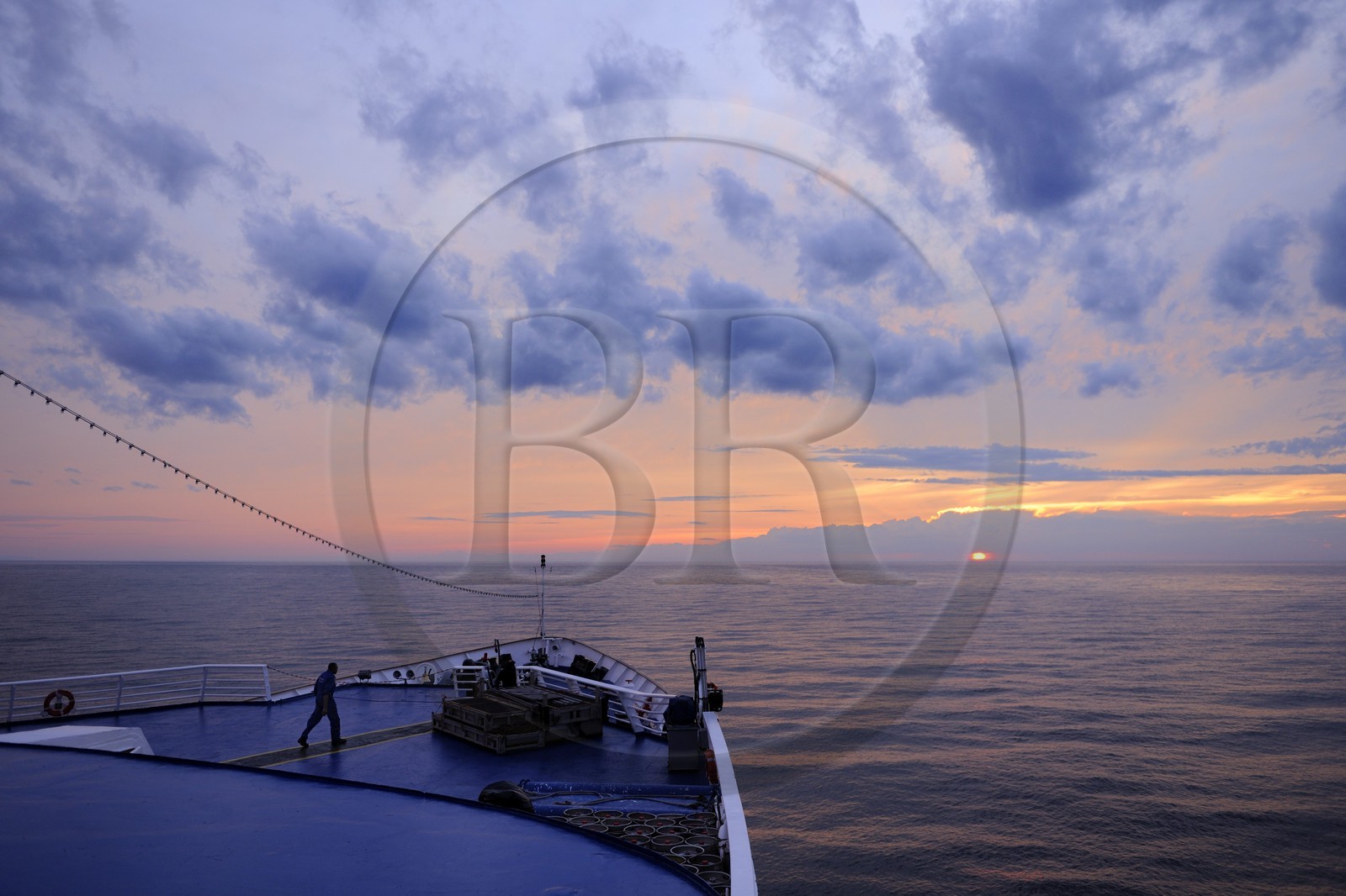 Canada, province de Québec, Gaspésie, coucher de soleil sur le fleuve Saint-Laurent depuis le bateau Princess Danae