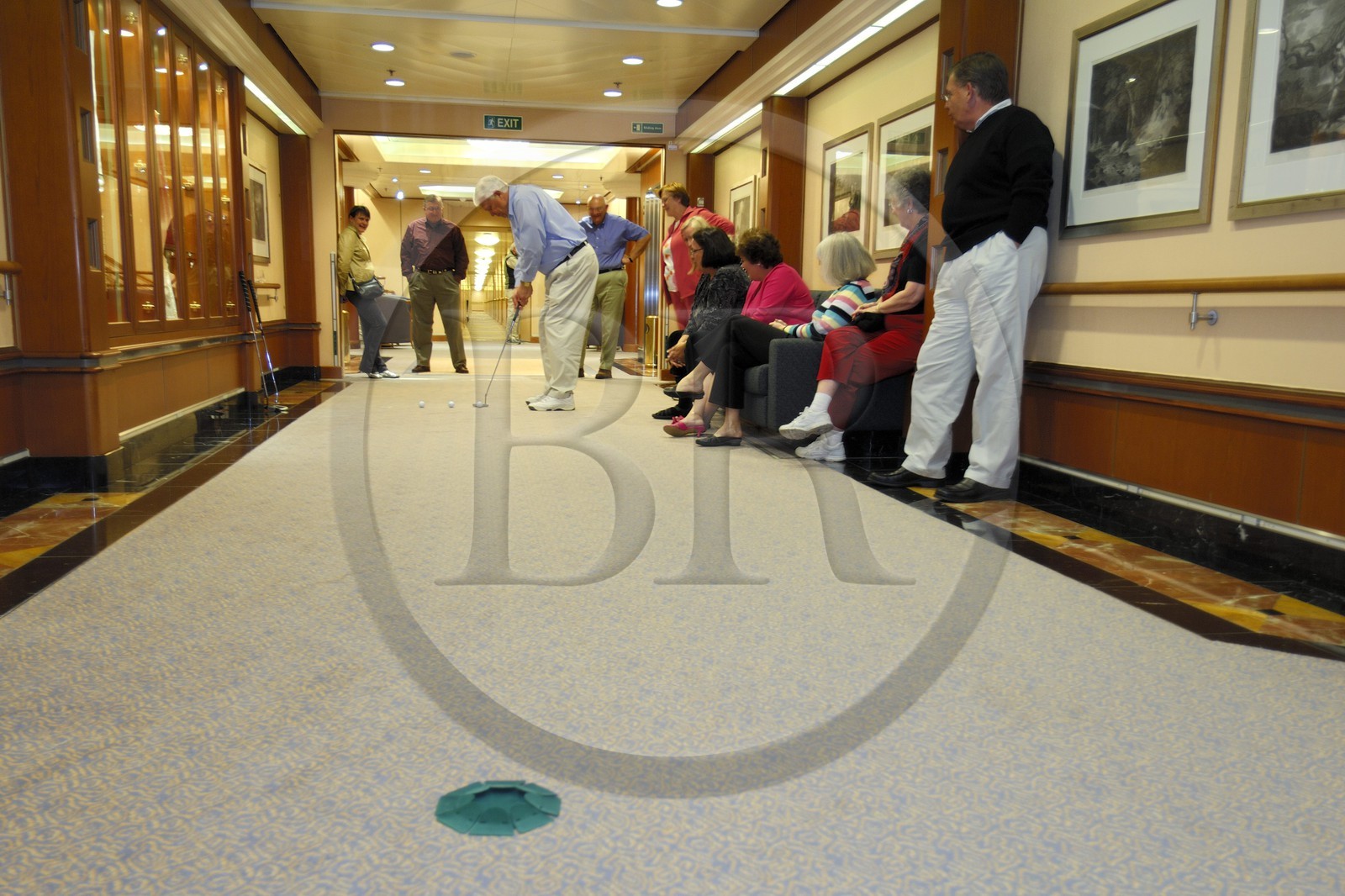 Italie, croisière à bord du Silvershadow de la compagnie Silversea, jeu de mini golf dans les coursives du navire