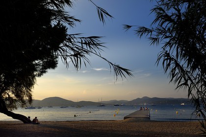 France, Var (83), Saint-Tropez, baie des Canebiers, moments entre amis sur le ponton de la plage des Canebiers