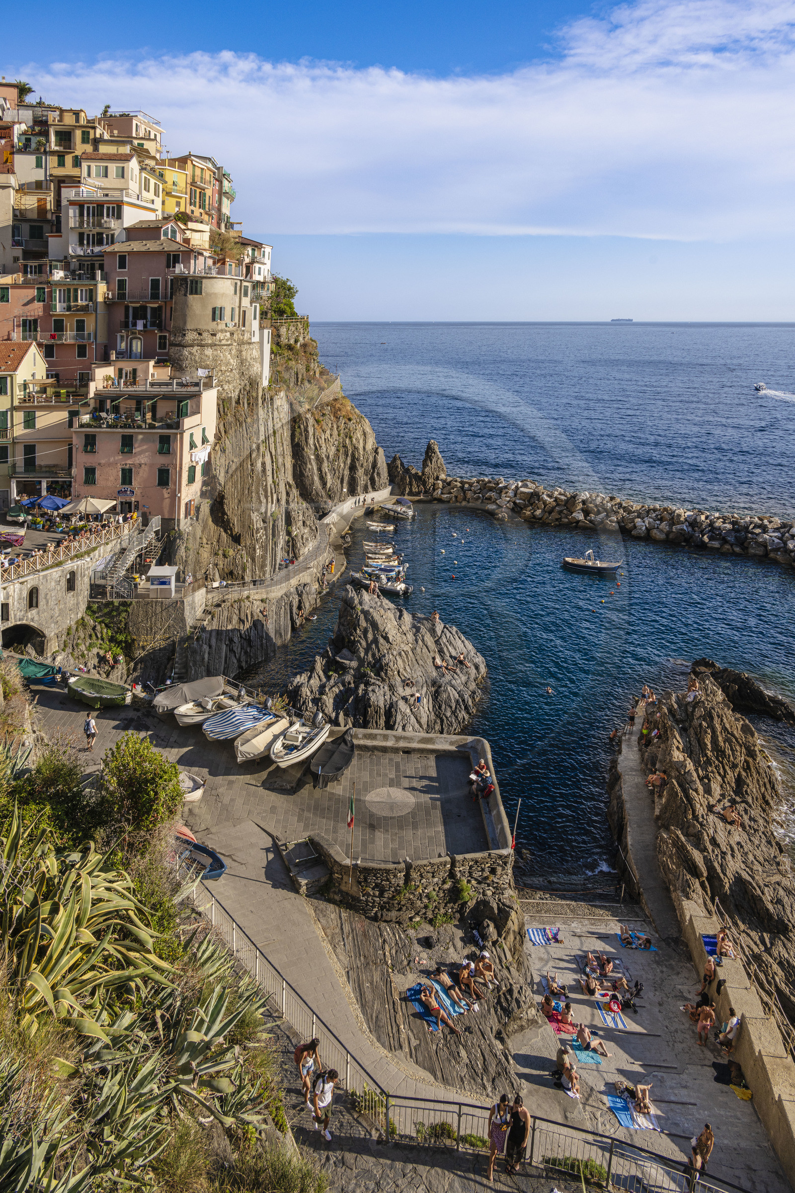Italie, Ligurie, Cinque Terre, parc national des Cinque Terre classé Patrimoine Mondial de l'UNESCO, village de Manarola et son port