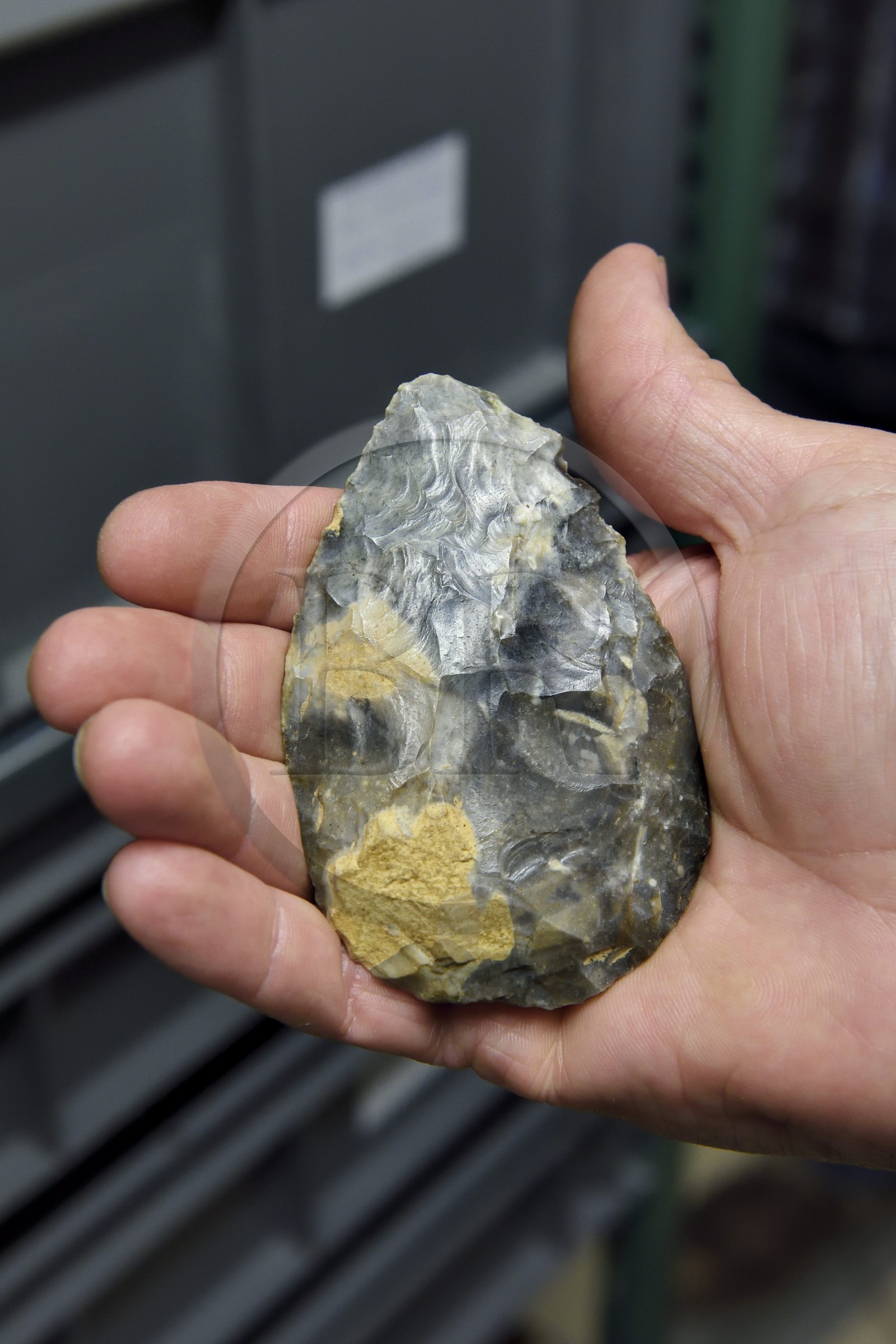 France, Dordogne (24), Périgord Noir, vallée de la Vézère, Les Eyzies-de-Tayac-Sireuil, site classé Patrimoine Mondial de l'UNESCO, Musée National de la Préhistoire, les réserves, silex biface datant du paléolithique moyen