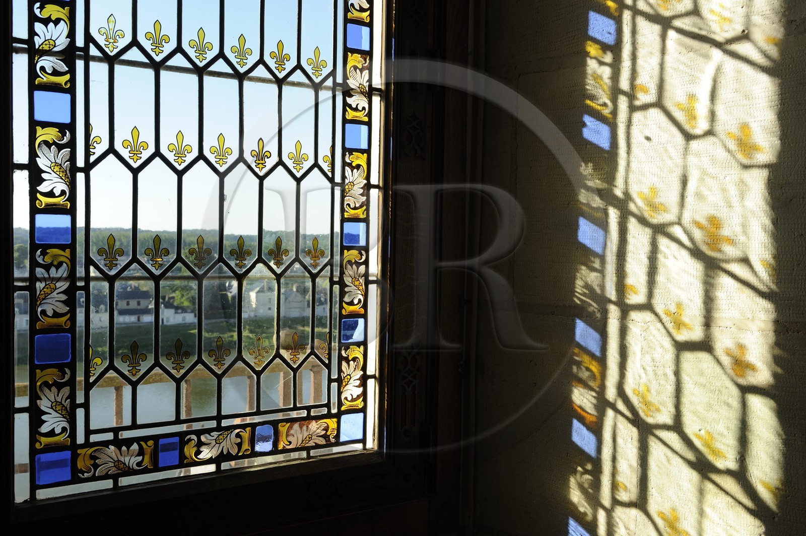 France, Indre et Loire (37), Vallée de la Loire classée Patrimoine mondial de l'UNESCO, château d'Amboise, le logis du Roi, salle du Conseil, une fenêtre royale