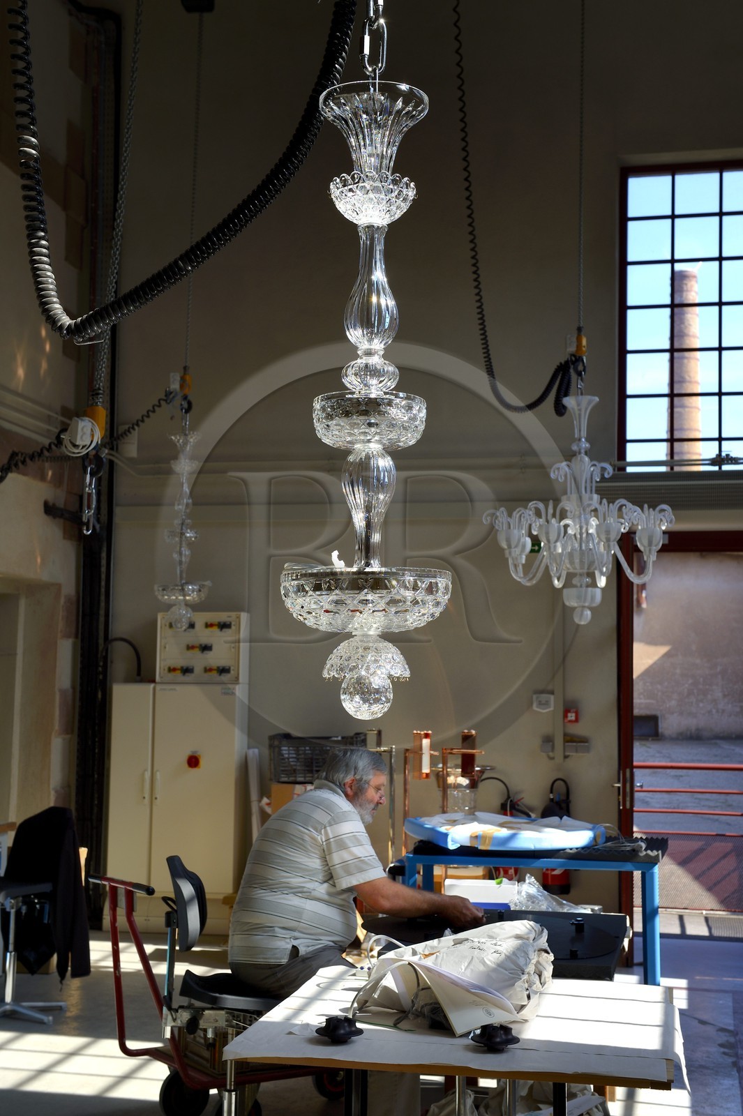 France, Moselle (57), Saint-Louis-les-Bitche, la Cristallerie Saint-Louis, atelier d'assemblage des lustres