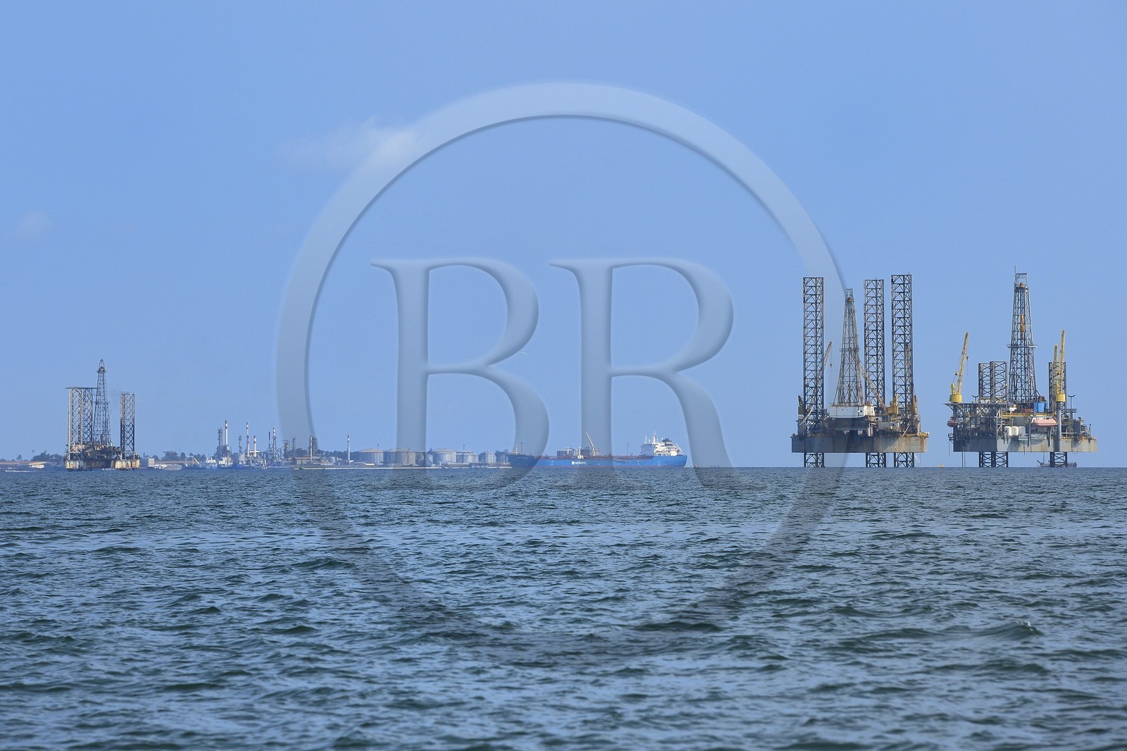 Gabon, province de Ogooué- Maritime, Port-Gentil, plate-formes pétrolières dans la baie du Cap Lopez et les raffineries de Port-Gentil en arrière plan