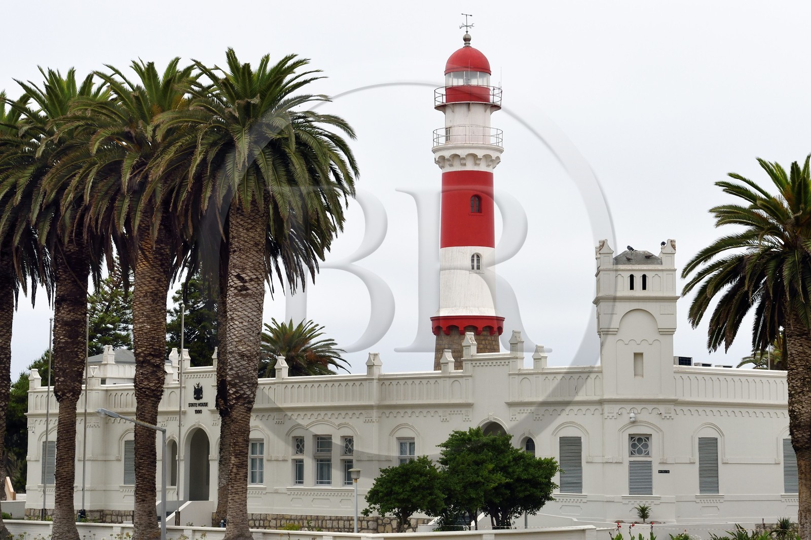 Namibie, région de Erongo, la station balnéaire de Swakopmund fondée en 1892 par des colons allemands, l'ancien tribunal (Kaiserliches Bezirksgericht ) devenu résidence présidentiel et le phare en arrière plan