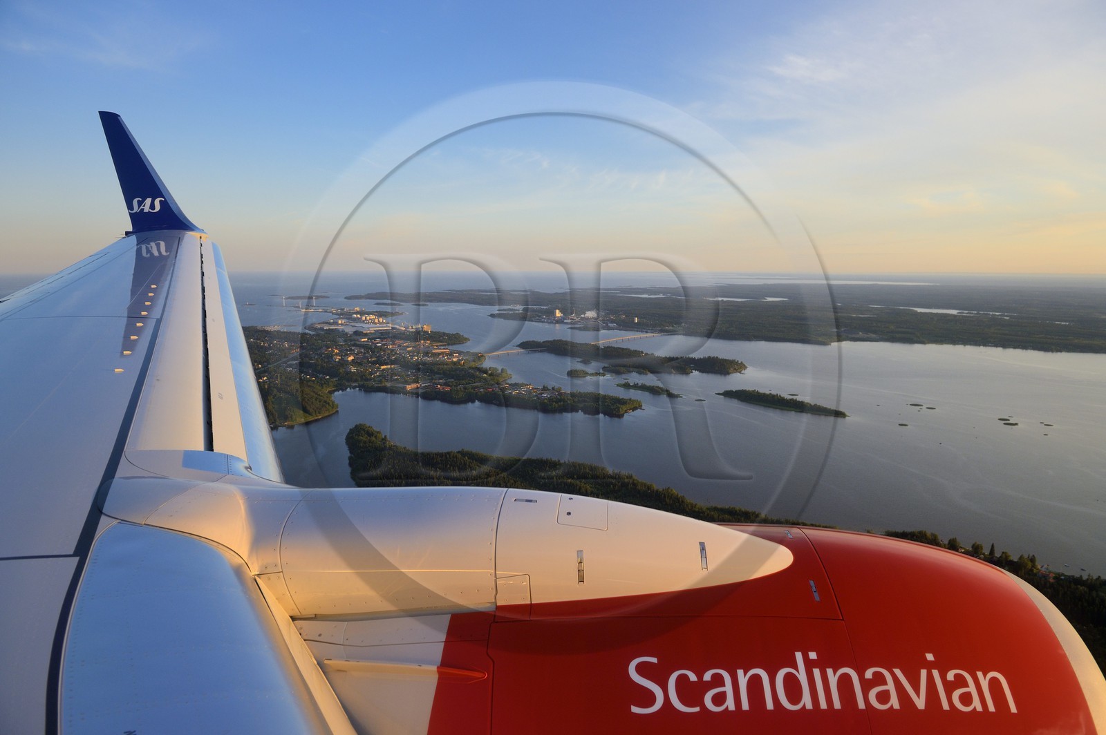 Suède, Comté de Vasterbotten, vol de la SAS en approche de Umea (vue aérienne)