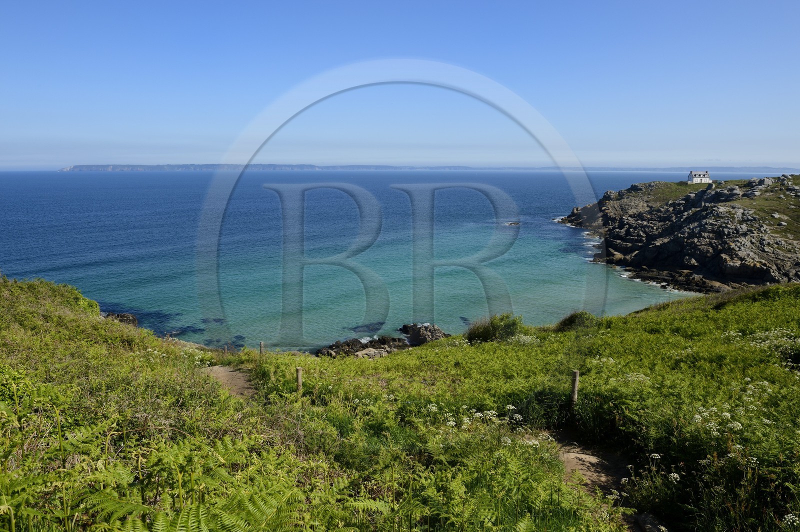 France, Finistère (29), Kervoazec, Pointe du Millier, le sentier du GR 34 et la Baie de Douarnenez
