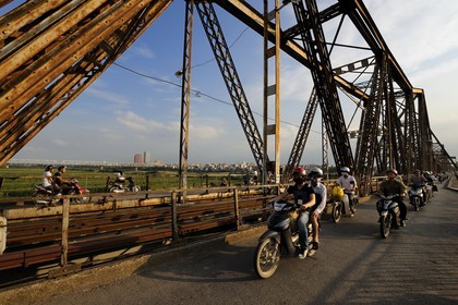 Vietnam, Hanoï, Pont Long Bien anciennement pont Paul Doumer est reservé à la circulation des trains, des deux-roues et des piétons