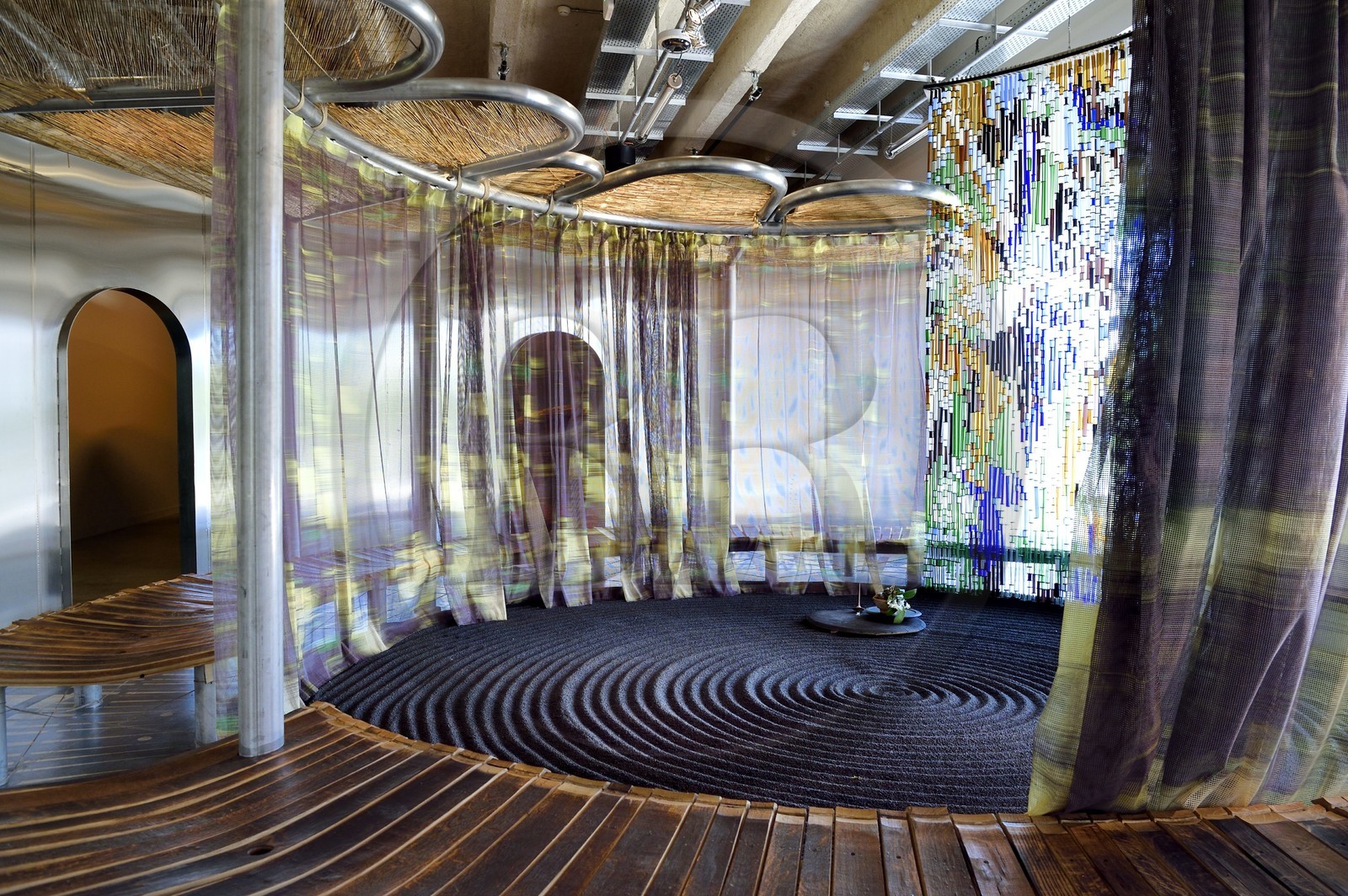 France, Charente (16), Cognac, Fondation d’Entreprise Martell, institution culturelle pluridisciplinaire (art, design et craft, architecture, musique, danse…), exposition Places to be qui réunit 14 designers internationaux, pièce dans une cuve inox, la Veranda par Céline Thibault et Géraud Pellottiero