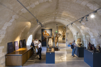 France, Finistère (29), Brest, le musée national de la Marine dans le château, salle consacrée à la décoration navale, statues en bois
