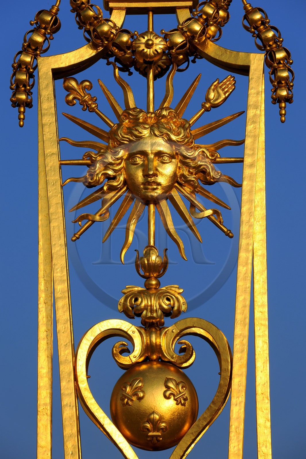 France, Yvelines (78), château de Versailles, classé Patrimoine Mondial de l'UNESCO, détail de la grille royale dessinée par Mansart séparant la cour royale restaurée en juin 2008