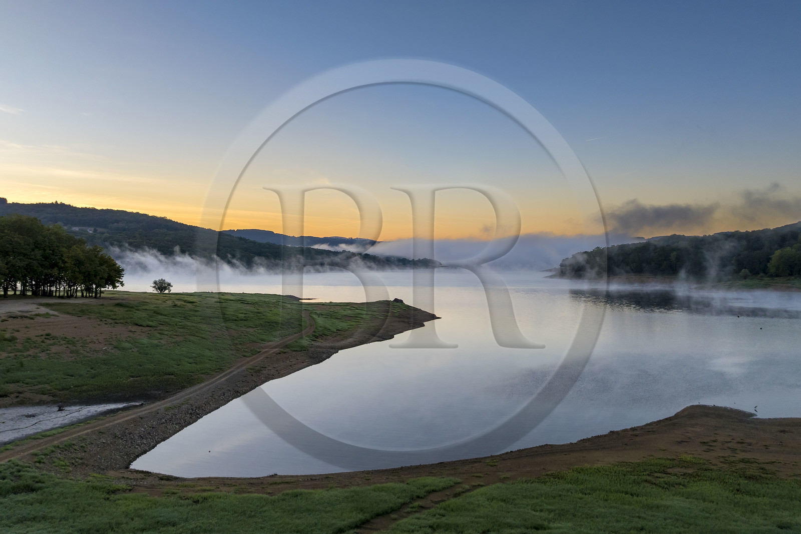 France, Nièvre (58), Parc naturel régional du Morvan, Chaumard, lac de Pannecière dans la brume du petit matin (vue aérienne)