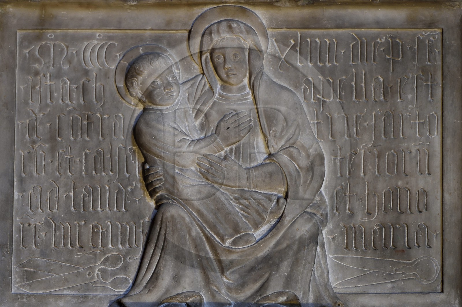 France, Alpes-Maritimes (06), Nice, vieille ville, église Saint-Martin-Saint-Augustin, une des toutes premières représentation de ciseaux (en bas à gauche) dans ce bas relief dédiée à la Vierge Marie offert par la confraternité des tailleurs et chaussiers, datant de 1444