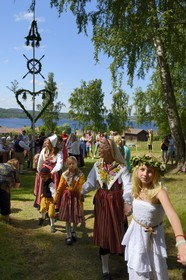 Sweden, Dalarna County, Leksand area, Midsummer celebrations in the tiny hamlet of Sunnanäng on the shore of Lake Siljan, dances around the maypole