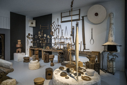 France, Paris (75), quartier des Halles, le Centre Pompidou aussi apellé Beaubourg, Musée National d'Art Moderne (MNAM), exposition retrospective Brancusi, reconstitution partielle de l'atelier de Brancusi impasse Ronsin, outils et forge de l'artiste