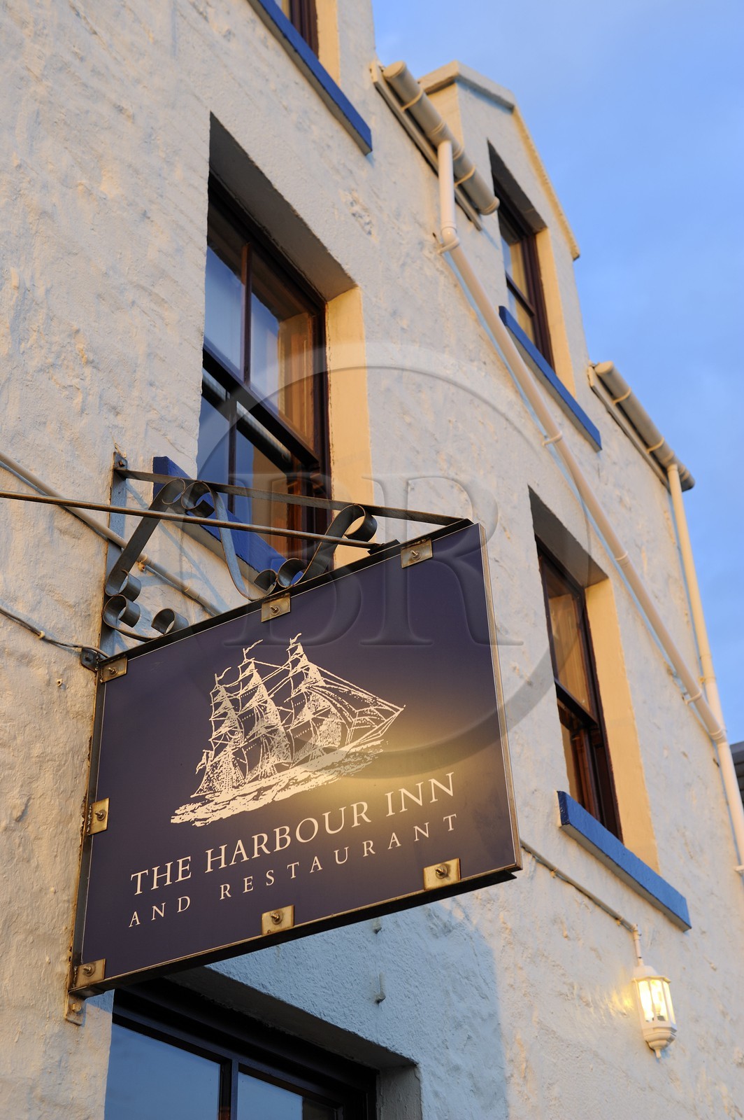 Royaume-Uni, Ecosse, Hébrides intérieures, Ile de Islay, Bowmore, enseigne du restaurant le Harbour Inn