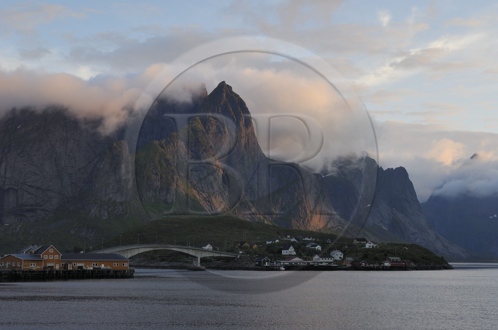 Norvège, Nordland, Iles Lofoten, Ile de Moskenes, le Kjerkefjorden à Reine au soleil de minuit