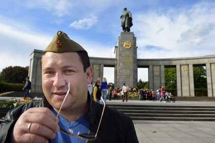 Germany, Berlin, Tiergaten district, Soviet memorial dedicated to the 81,116 soldiers of the Red Army that died during the Battle of Berlin in April-May 1945, russian officer during the annual celebration of the Nazi capitulation May 9, 1945 for Russians