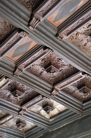 France, Meuse (55), Saint-Mihiel, maison du sculpteur de la Renaissance Ligier Richier, plafond à caissons sculpté en terre cuite moulée au décor géométrique (vers 1540)