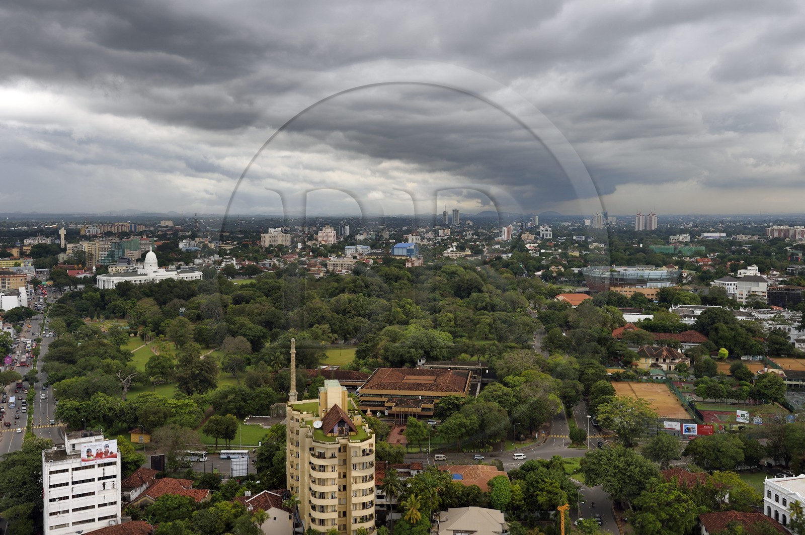 Sri Lanka, Western Province, Colombo District, Colombo, the Viharamahadevi park and the former city hall the White House in the background