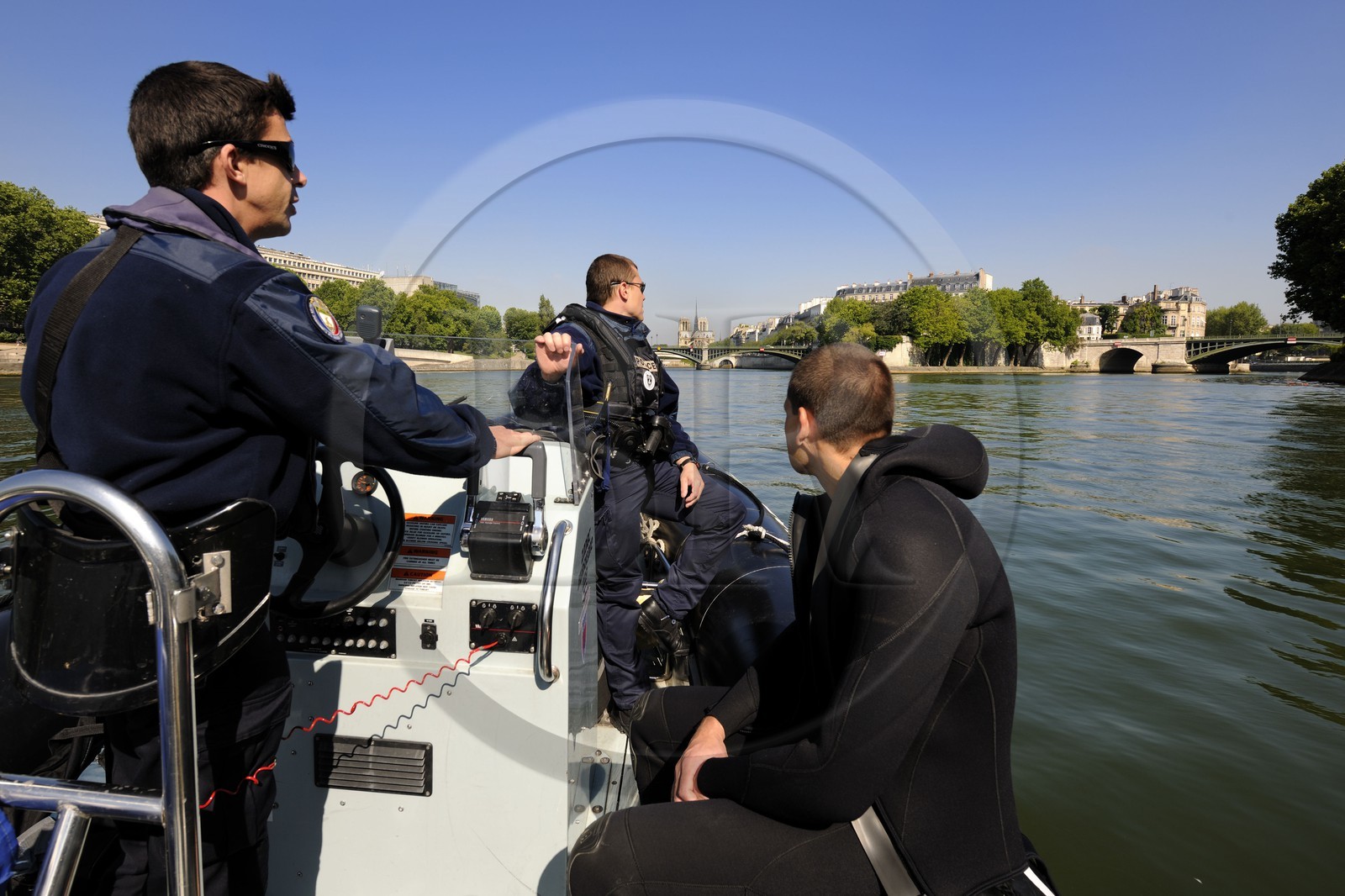 France, Paris (75), la brigade fluviale de la préfecture de Police en patrouille sur la Seine devant l'Ile Saint-Louis