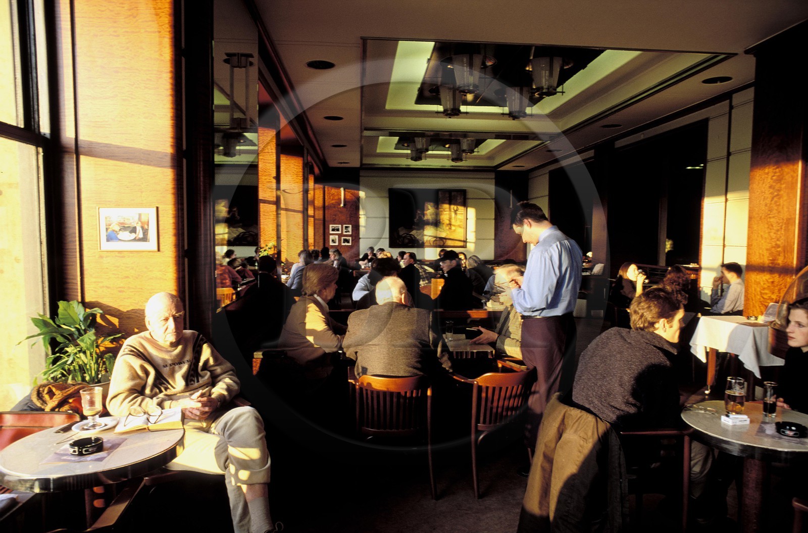 République Tchèque, Prague, le café Slavia (ex fief de la dissidence) sur le quai de la Vtlava