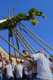 Suède, comté de Dalécarlie, les très populaires célébrations du solstice d'été à Leksand, festival des mâts de la Saint-Jean
