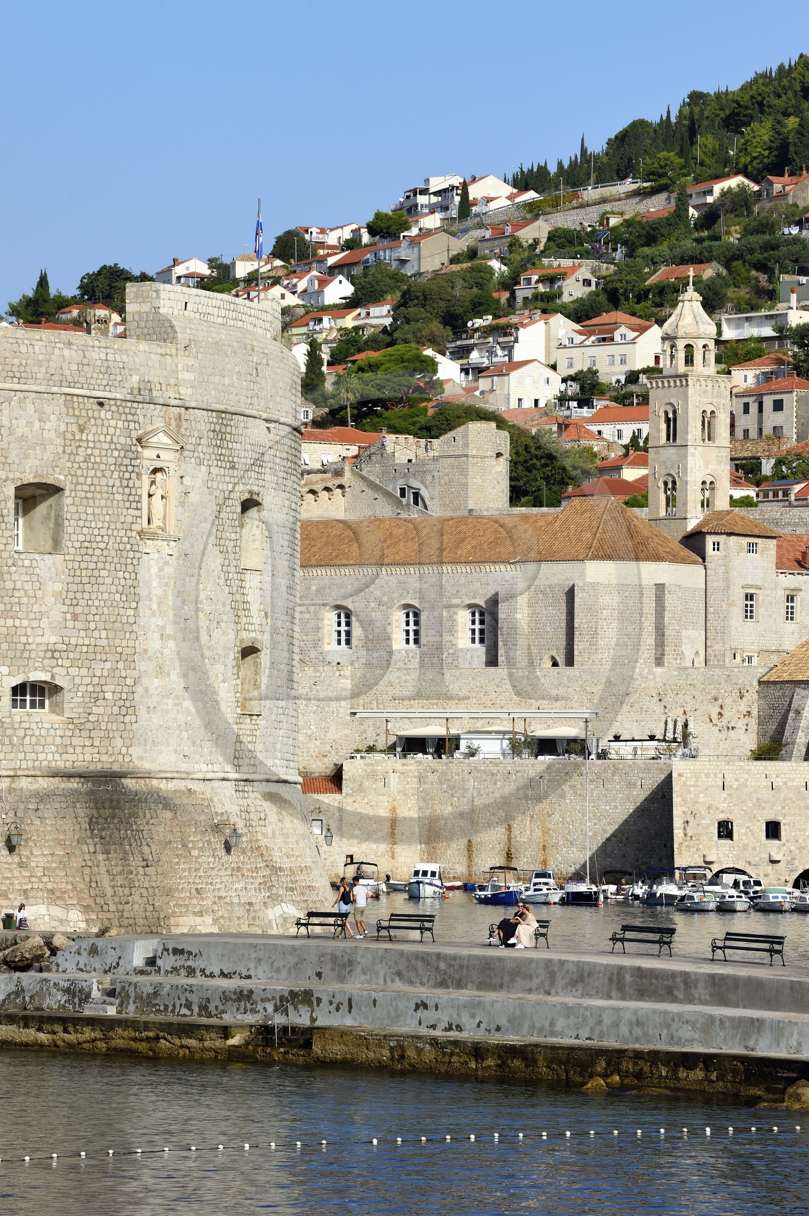 Croatie, Dalmatie, cote dalmate, Dubrovnik, centre historique classé Patrimoine Mondial de l'UNESCO, les remparts coté mer et le batiment de la Tour Saint Jean à l'entrée du Port
